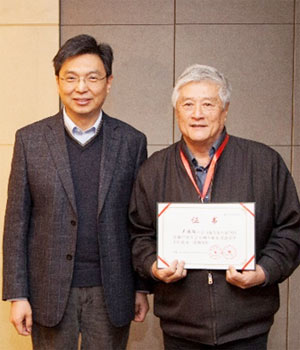  徐伟理事长为空调专委会荣誉主任吴德绳教授颁发证书  徐伟理事长为空调专委会主任委员张旭教授颁发证书