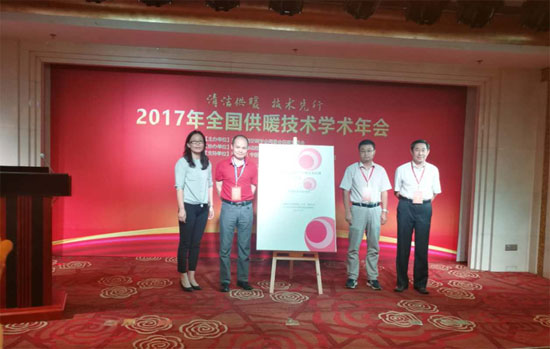 王东青秘书长、丹佛斯中国制冷事业部技术支持负责人黄勇、倪龙副教授、董重成教授（左起）