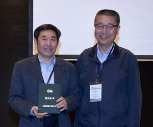 为荣誉主任颁发证书为主任委员颁发证书
