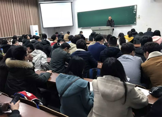 湖南大学暖通专业系主任李念平教授介绍毕业设计的相关安排和具体要求